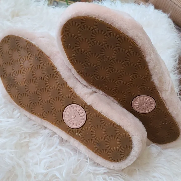 EUC UGG Fluff Yeah Slides - Picture 6 of 6